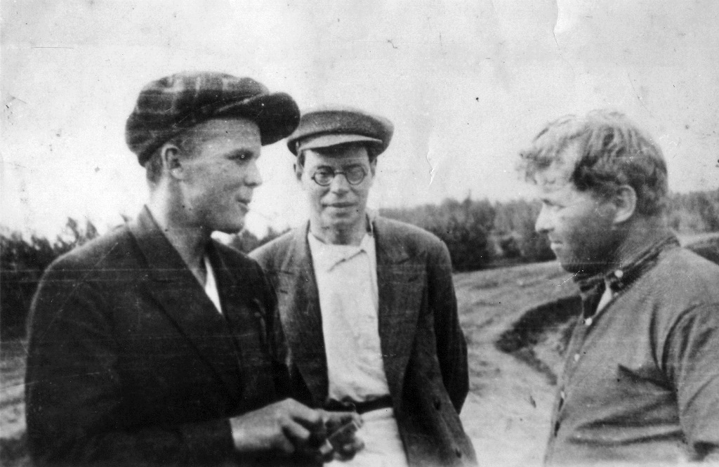 А. Твардовский и М. Исаковский с председателем колхоза "Память Ленина" Пречистенского района Д. Прасоловым. 1935 г.