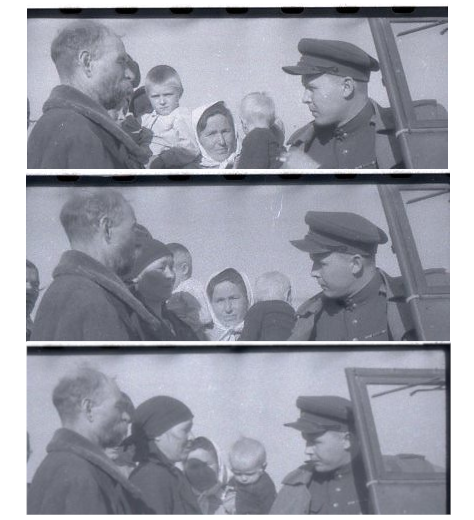 А. Твардовский с односельчанами. Загорье, 1944 г.