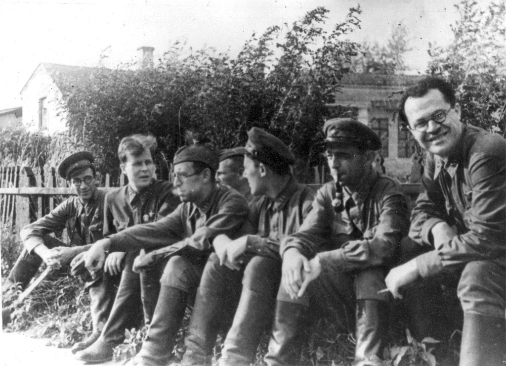 Во дворе дома Союза писателей. Москва, август 1942 г.