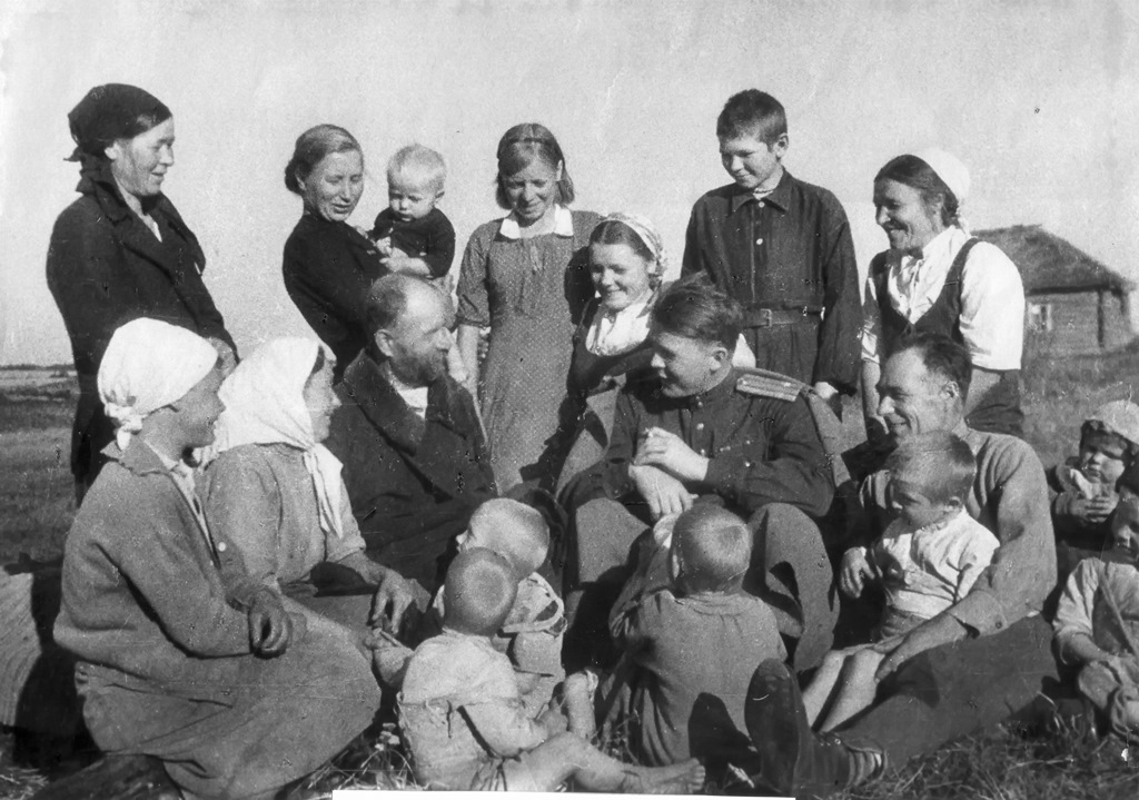 А. Твардовский беседует с земляками. Загорье, сентябрь 1943 г.