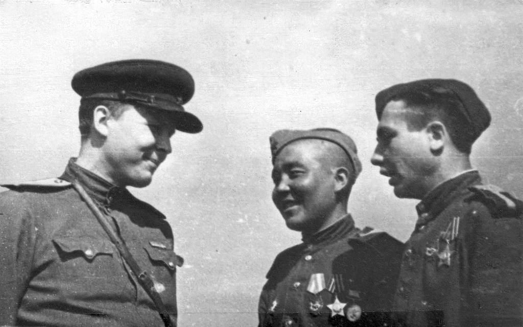 А. Твардовский беседует со снайперами Д. Эсержевым и А. Русаковым. Западный фронт, 1943 г.