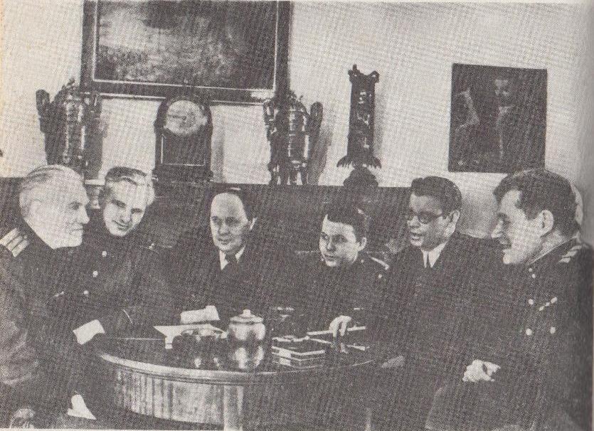 Н. Тихонов, С. Щипачев, А. Твардовский, М. Исаковский, А. Сурков в гостях у А. Толстого. Москва, 1944 г.