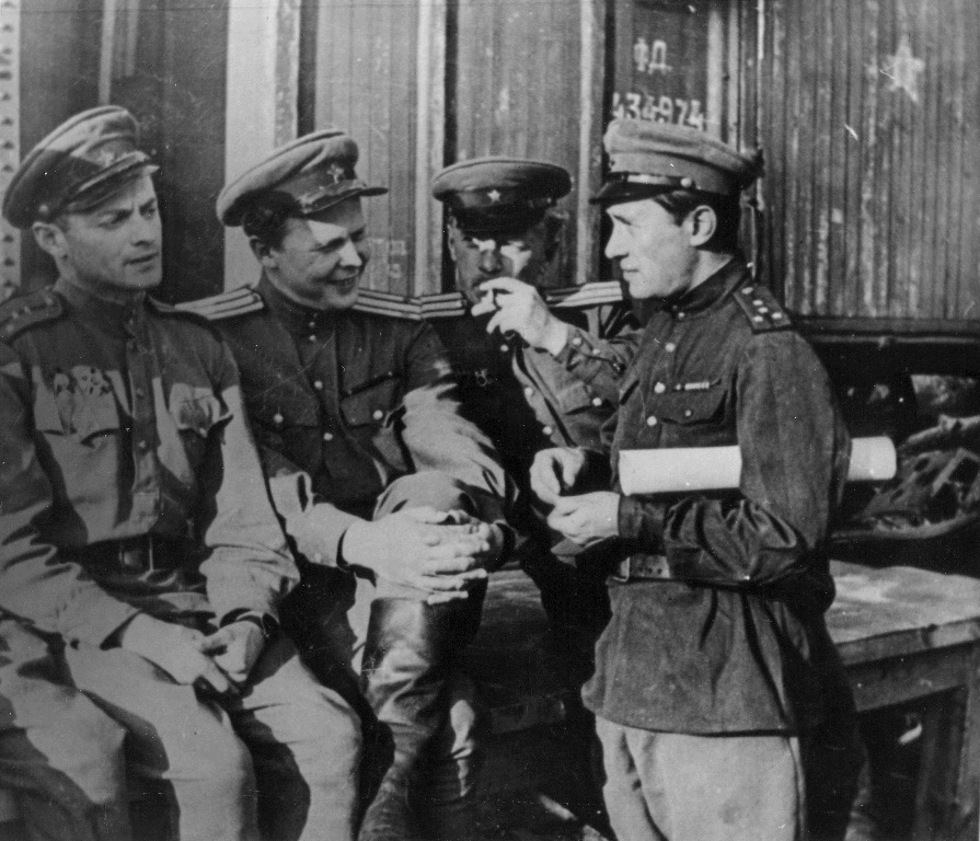 А. Твардовский с военными журналистами у поезда редакции "Красноармейская правда". Восточная Пруссия, 1945 г.