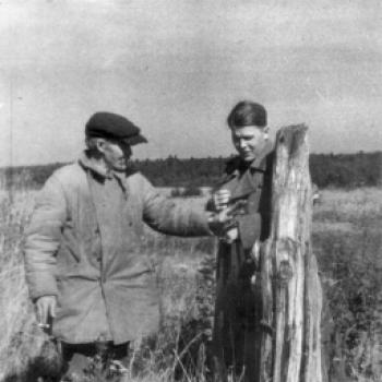 С отцом Трифоном Гордеевичем. Загорье, 1944 г.